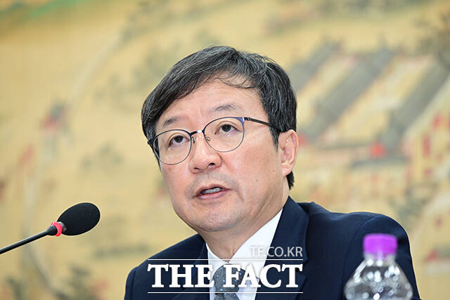 질의 답변하는 김영태 서울대학교 병원장.