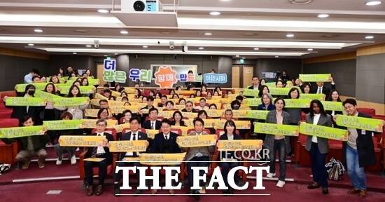 경기도가 28일 국회의원회관에 개최한 이주민 인권보장체제 구축 정책토론회에 참석한 내외빈 및 외국인 주민 등이 토론회를 마친 뒤 다함께 기념촬영을 하고 있다. /경기도