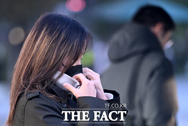 전국 최저기온이 영하 4도까지 떨어지며 초겨울 날씨를 보인 28일 오전 서울 광화문 일대에서 시민들이 옷깃을 여미고 있다.
