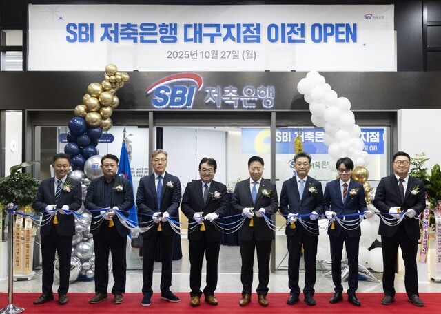 김문석 SBI저축은행 대표이사(왼쪽 다섯번째)와 조규식 교보생명 채널담당 부사장(왼쪽 여섯번째) 등 주요 관계자들이 기념촬영을 하고 있다. /SBI저축은행