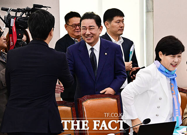 더불어민주당이 28일 현직 대통령의 형사재판을 중단할 수 있는 재판중지법의 추진 여부를 두고 사법부의 태도에 달려 있다고 했다. 법원행정처 폐지안은 원내에서 아직 논의되고 있지 않다고 했다. 사진은 김병기 원내대표(가운데)/배정한 기자