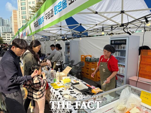 영암군이 25일 서울 성동구에서 직거래장터를 개최하고 있다./영암군