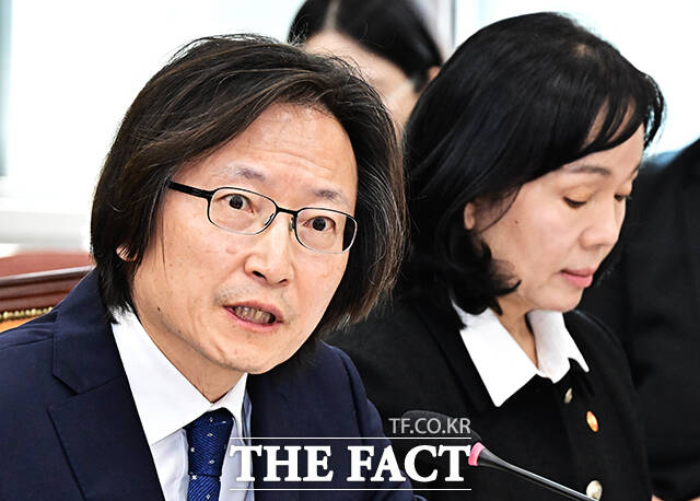 주병기 공정거래위원장(왼쪽)이 28일 오전 서울 여의도 국회 정무위원회에서 열린 국가보훈부, 국무조정실 등에 대한 종합감사에 출석해 질의에 답변을 하고 있다. /국회=배정한 기자