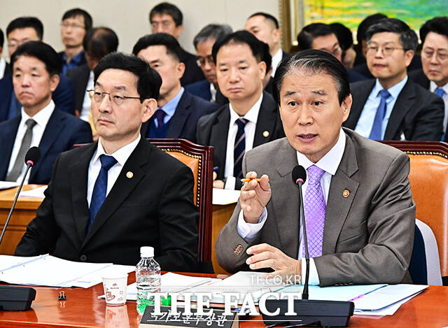 권오을 국가보훈부 장관(오른쪽)이 28일 오전 서울 여의도 국회 정무위원회에서 열린 국가보훈부, 국무조정실 등에 대한 종합감사에 출석해 질의에 답변을 하고 있다. /국회=배정한 기자