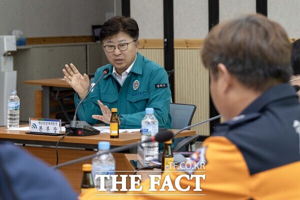 최충규 대덕구청장이 27일 구청 대회의실에서 열린 2025 재난대응 안전한국훈련 회의에 참석해 재난안전대책본부장으로 토론 훈련에 참석해 재난 관련된 사항을 논의하고 있다. /대덕구