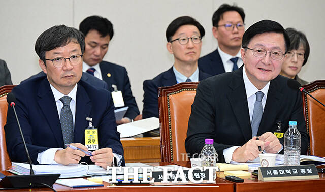 유홍림 서울대학교 총장(오른쪽)과 김영태 서울대학교 병원장.