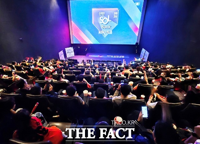 지난 10월 18일(토) CGV 용산점에서 진행된 체험형 응원 팝업스토어 ‘스포츠토토와 함께하는 응원 한 판!’에 참가한 시민들이 영화관에서 응원을 즐기고 있다./한국스포츠레저