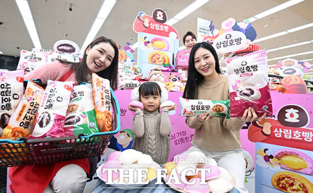 SPC삼립이 겨울 대표 제품인 '삼립호빵' 2025 시즌 신제품 14종을 출시한 가운데, 28일 서울 강동구 GS더프레시 명일점에서 모델들이 호빵을 선보이고 있다. /이새롬 기자