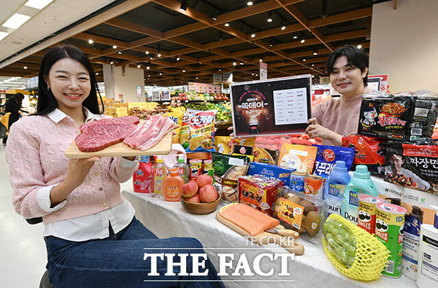 이마트가 '2025 쓱데이 할인 행사'를 진행한다고 밝힌 28일 오전 서울 용산구 이마트 용산점에서 모델들이 행사 상품을 선보이고 있다. /서예원 기자