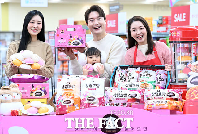 SPC삼립이 겨울 대표 제품인 '삼립호빵' 2025 시즌 신제품 14종을 출시한 가운데, 28일 서울 강동구 GS더프레시 명일점에서 모델들이 호빵을 선보이고 있다. /이새롬 기자
