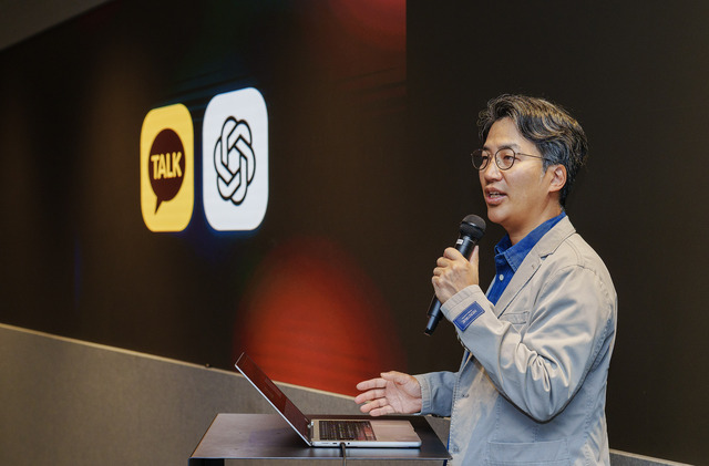 28일 카카오 판교아지트에서 열린 챗GPT 포 카카오 소개 간담회에서 유용하 AI에이전트플랫폼 성과리더가 신규 서비스를 설명하고 있다. /카카오