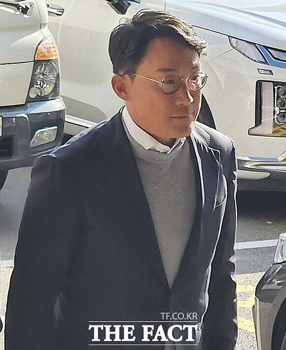 윤관 대표를 사기 혐의로 고소한 조창연 씨가 지난해 10월 서울 강남경찰서에 고소인 신분으로 출석하고 있다. /더팩트 DB