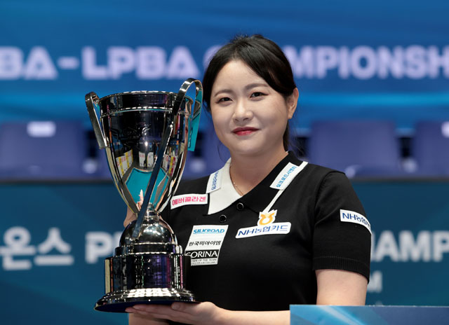 김민아(NH농협카드)가 27일 경기도 고양시 고양 킨텍스 PBA 스타디움에서 열린 프로당구 2025-26시즌 6차투어 휴온스 PBA-LPBA 챔피언십 LPBA 결승전에서 김상아를 꺾고 우승컵을 들었다. /LPBA