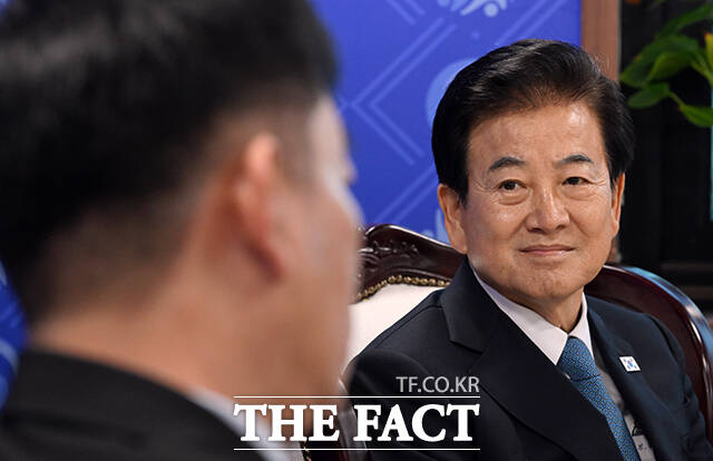 정동영 통일부 장관은 28일 외교통일위원회 종합 국정감사에서 평화적 두 국가론이 정부안으로 확정될 것이란 자신의 발언을 통일부안으로 확정될 것이라고 정정했다. 북미 회동에 대해선 북한이 오늘내일 중으로 입장을 밝힐 것이라고 전망했다. /임영무 기자