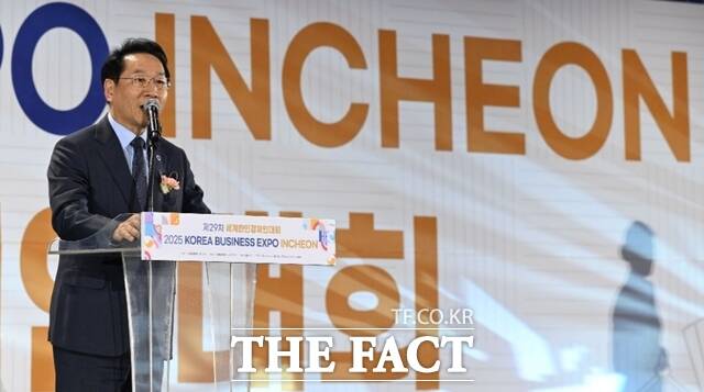 유정복 인천시장이 27일 송도컨벤시아에서 열린 제29차 세계한인경제인대회 개회식에서 환영사를 하고 있다. /인천시