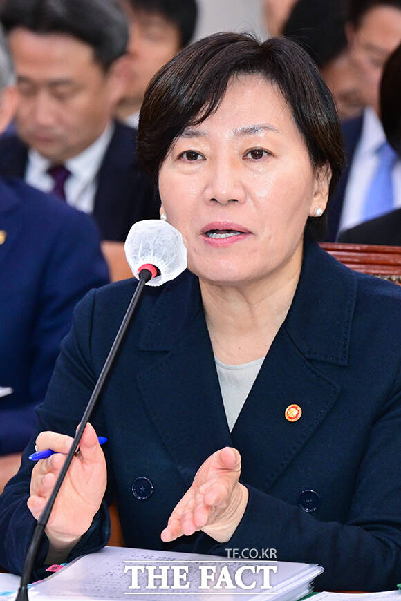 질의 답변하는 송 장관.