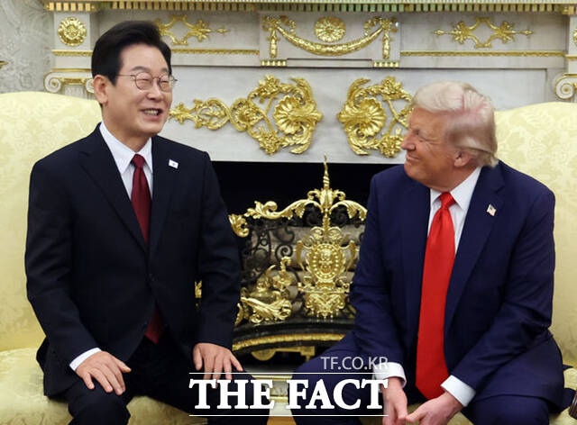 28일 국회 외교통일위원회 외교부 등에 대한 종합감사에서 경주 아시아태평양경제협력체(APEC) 정상회의 주간 한미 관세협상 타결 여부에 대한 질의도 이어졌다. 사진은 이재명 대통령(왼쪽)과 도널드 트럼프 미국 대통령이 지난 8월 25일 미국 워싱턴DC 백악관에서 한미정상회담을 진행하는 모습이다. /뉴시스