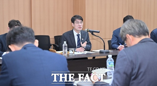 대구시는 27일 김정기 대구시장 권한대행(사진 가운데) 주재로 이재명 대통령이 타운홀 미팅에서 밝힌 지역 현안의 해결 방안에 대한 후속 조치를 논의하는 회의를 열었다. /대구시