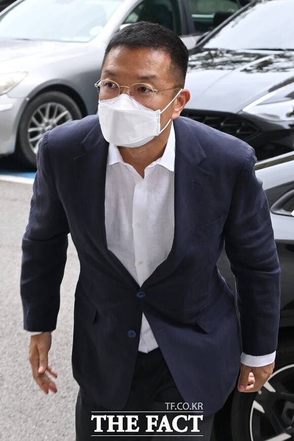 윤관 블루런벤처스 대표가 지난 9월 서울 양천구 서울남부지법에서 열린 주식 부정 거래 혐의 3차 공판에 출석하고 있다. /더팩트 DB