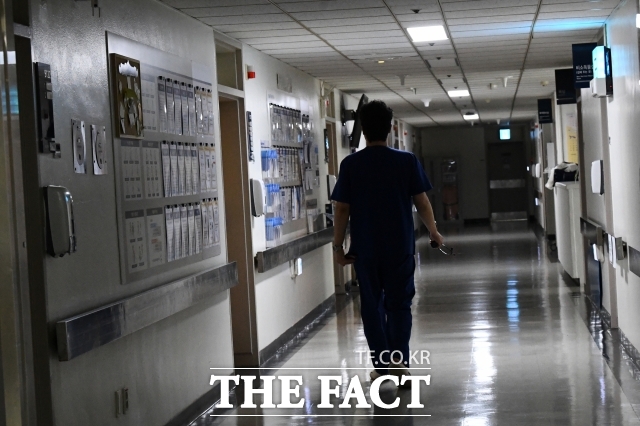 서울대병원 교수들이 무기한 휴진을 중단하기로한 가운데 24일 오전 서울 종로구 서울대병원에서 의료진이 이동하고 있다. /서예원 기자