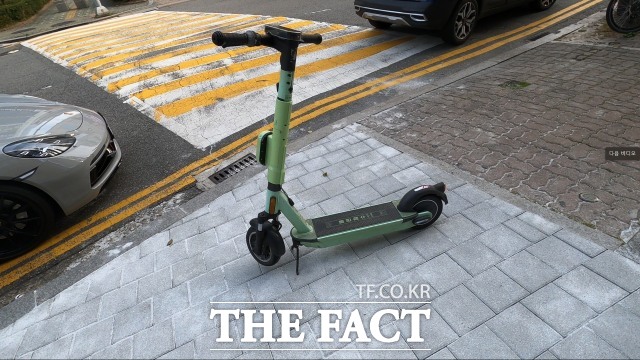 송도동 인도에 방치돼 있는 전동 킥보드. /이상빈