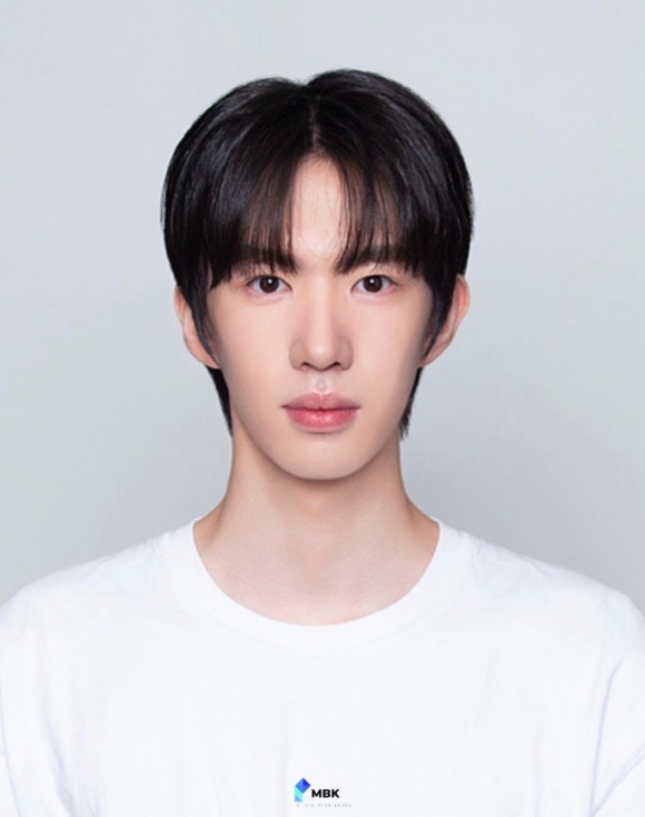 모덴베리코리아의 연습생 하민기가 신전떡볶이 3세라는 사실이 공개돼 주목을 받고 있다. /모덴베리코리아