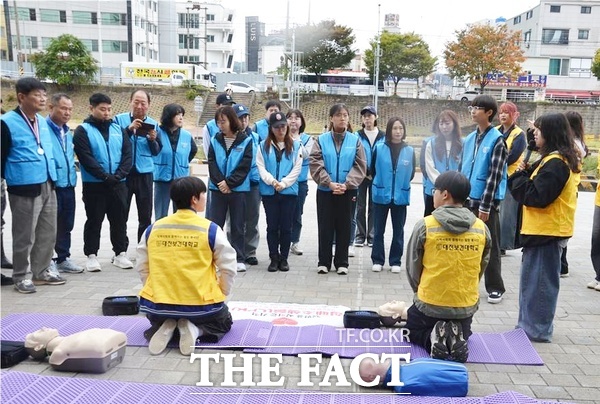 대전보건대학교가 대전 동구 인동 보문교 일원에서 26일 환경생태보존회와 함께 지역사회 환경·생명 나눔 봉사활동 을 펼친 가운데 응급구조학과 학생들이 심폐소생술 교육을 진행하고 있다. /대전봉사체험교실