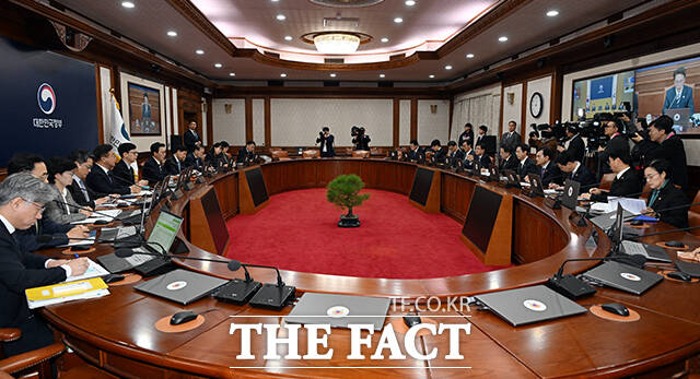 김민석 국무총리가 28일 오전 서울 종로구 정부서울청사에서 열린 국무회의를 주재하며 모두발언을 하고 있다. /임영무 기자