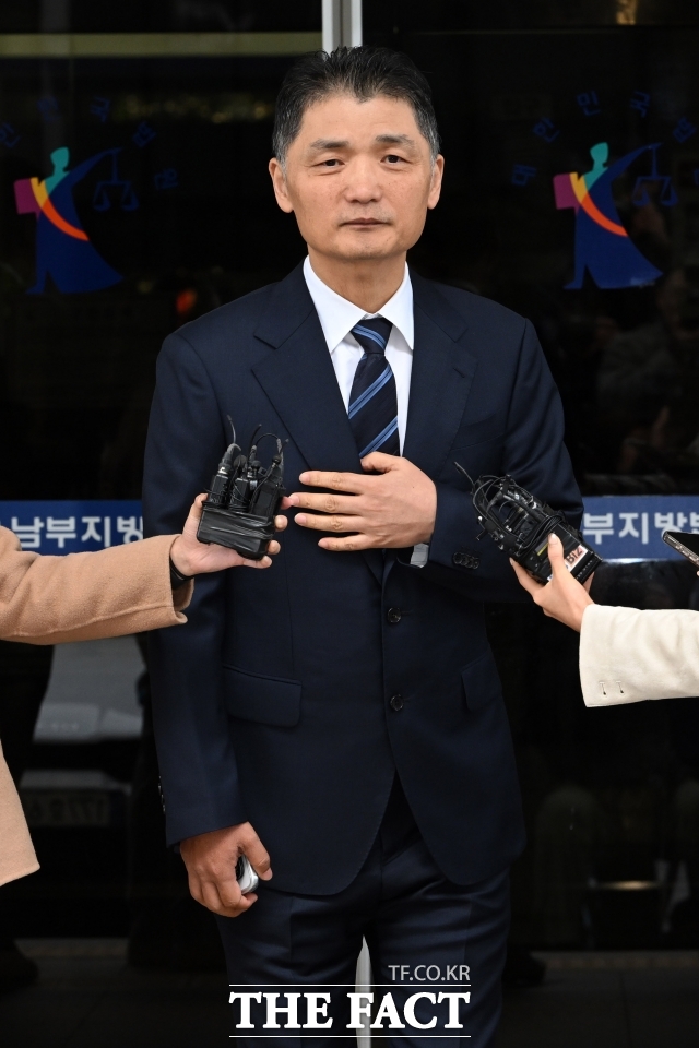 SM엔터테인먼트 시세를 조종한 혐의로 기소된 카카오 창업자 김범수 경영쇄신위원장이 지난 10월21일 오전 서울 양천구 서울남부지방법원에서 열린 선고공판에서 무죄를 선고 받은 뒤 발언을 하고 있다. /더팩트DB