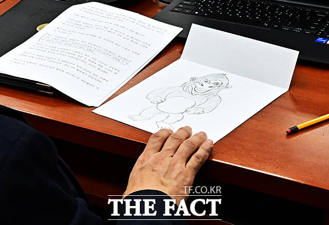 감사 도중 돌연 그림을 그리는 의원도 나왔다. 사진은 유영하 국민의힘 의원이 지난달 27일 오전 서울 여의도 국회 정무위원회에서 열린 금융위원회, 금융감독원 등에 대한 종합감사에 참석해 다른 의원의 질의 시간에 고릴라 그림을 그리고 있는 모습. /배정한 기자