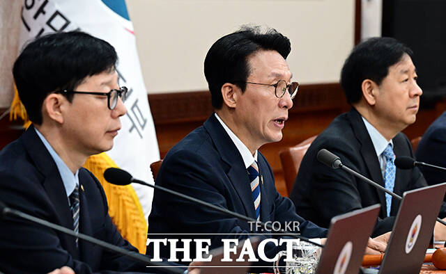 김민석 국무총리가 28일 오전 서울 종로구 정부서울청사에서 열린 국무회의를 주재하며 모두발언을 하고 있다. /임영무 기자