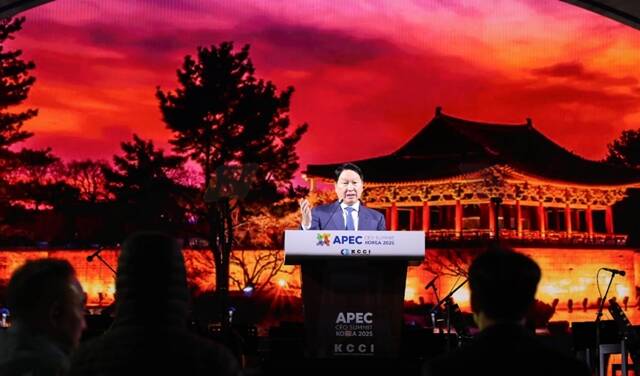 최태원 SK그룹 회장 겸 대한상의 회장이 28일 저녁 경주 화랑마을 어울마당에서 열린 2025 APEC CEO 서밋 환영만찬에서 인사말을 하고 있다. /대한상의