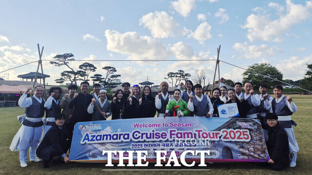 27일 한국관광공사와 미국 아자마라 크루즈 선사 관계자가 초청 팸투어 서산해미읍성 방문 중 기념촬영하고 있다. /서산시.