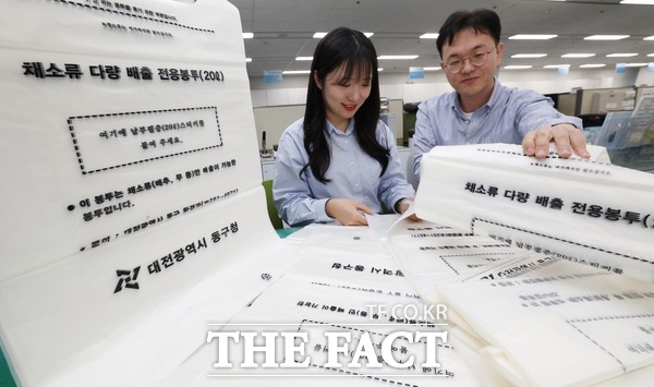 동구청 직원들이 김장쓰레기 전용봉투를 정리하고 있다. /대전 동구