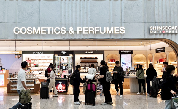 신세계면세점이 임대료 협상에 실패한 인천공항 면세점 운영을 놓고 고민에 빠졌다. 사진은 인천공항에 입점한 신세계면세점 매장 전경. /신세계면세점