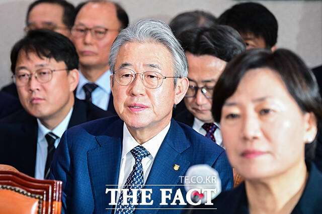 이날 종합감사에 출석한 강호동 농협중앙회 회장이 질의 답변을 하고 있다.