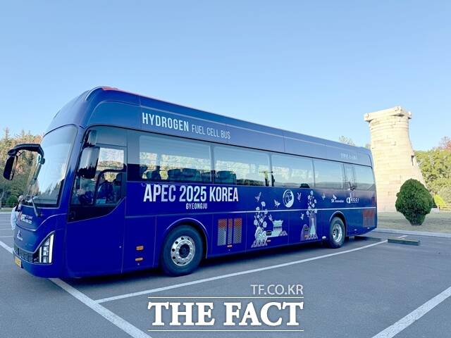 SK이노베이션이 경북 경주에서 열리는 아시아태평양경제협력체(APEC) 정상회의의 성공적 개최를 돕기 위해 친환경 미래 교통 솔루션으로 각광받는 수소버스를 지원한다. SK이노베이션이 지원하는 APEC CEO 서밋 행사의 수소 셔틀버스 모습. /SK이노베이션