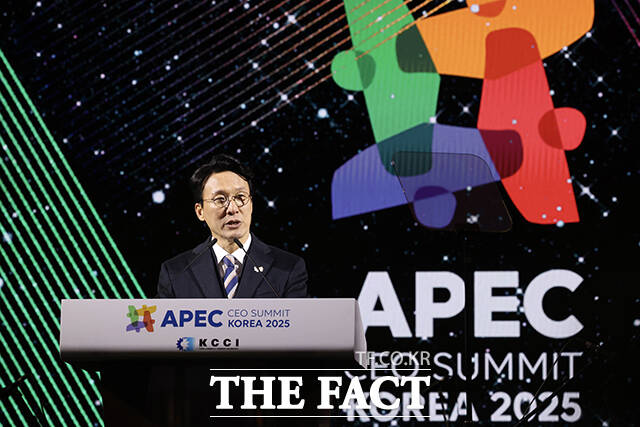 김민석 국무총리가 28일 오후 경주 화랑마을 어울마당에서 열린 APEC CEO Summit 2025 환영만찬에 참석해 축사를 하고 있다. /국무총리실