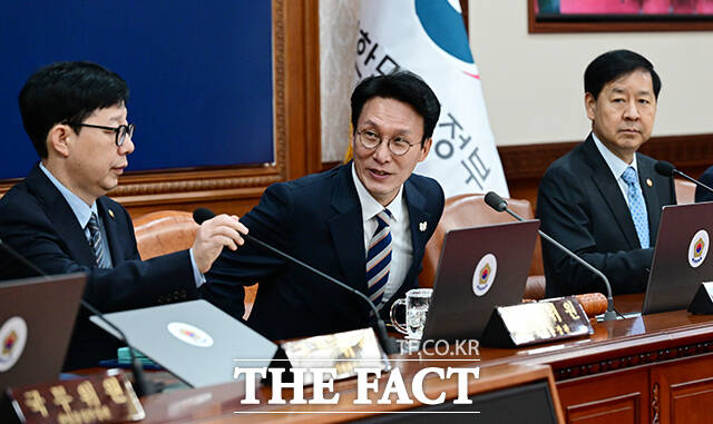 김민석 국무총리가 28일 오전 서울 종로구 정부서울청사에서 열린 국무회의를 주재하며 모두발언을 하고 있다. /임영무 기자