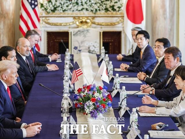 트럼프 대통령과 다카이치 총리는 회담 후 미·일 동맹의 새로운 황금시대(NEW GOLDEN AGE)로 함께 나아가자는 이름의 공동성명에 서명했다. 사진은 이날 진행된 미일 정상회담 장면. /AP.뉴시스