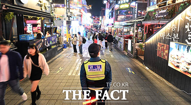 유재성 경찰청장 직무대행은 핼러윈 데이를 앞둔 28일 이태원파출소에서 서울경찰청의 핼러윈 안전관리 지원 대책을 보고받고 경찰은 지방정부 등 관계기관은 물론 자율방범대 등 협력 단체와 적극 협업해 인파 밀집 예상지역 안전관리에 최선을 다하라고 밝혔다. 사진은 서울 용산구 이태원 세계음식문화거리에서 경찰이 근무를 서고 있는 모습. /박헌우 기자