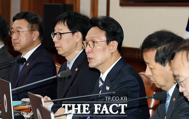 김민석 국무총리가 28일 오전 서울 종로구 정부서울청사에서 열린 국무회의를 주재하며 모두발언을 하고 있다. /임영무 기자