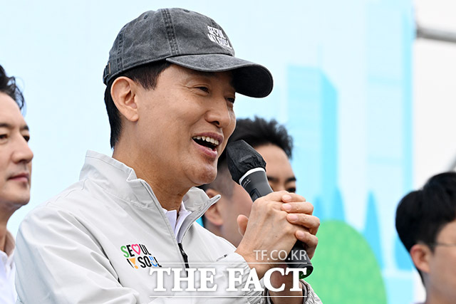 오세훈 서울시장은 28일 오후, 신속통합기획 재개발이 추진 중인 가리봉 2구역을 방문했다. 사진은 오세훈 서울시장이 26일 오후 서울 여의도 한강시민공원에서 열린 9988 서울체력장에 참석해 인사말을 하고 있다. /남용희 기자