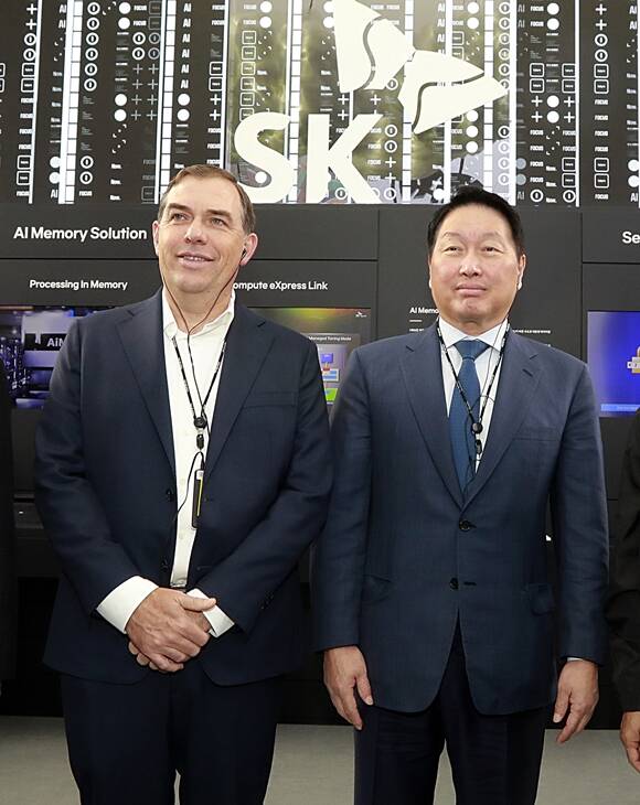 최태원 SK그룹 회장과 매트 가먼 아마존웹서비스 CEO가 K테크 쇼케이스 전시를 관람하고 있다. /SK그룹