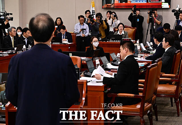 여야는 국회 법제사법위원회 국정감사에서 하루가 멀다고 고성을 주고받고 있다. 지난 24일 법제사법위원회에서 열린 법제처에 대한 국정감사. /배정한 기자