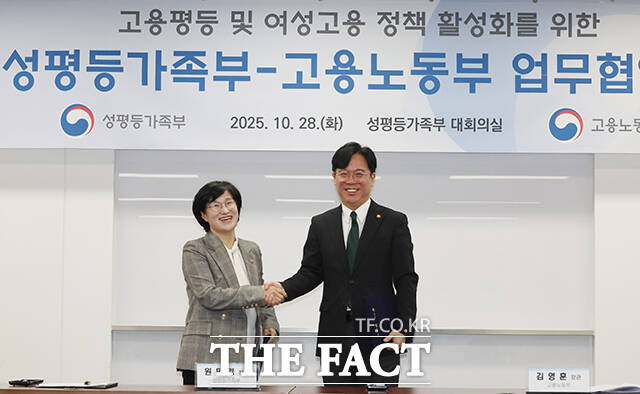 원민경 성평등가족부 장관(왼쪽)과 김영훈 고용노동부 장관이 28일 오전 서울 종로구 정부서울청사에서 열린 고용평등 및 여성고용 정책 활성화를 위한 노동부·성평등부 업무협약식에서 협약서를 교환 뒤 기념촬영을 하고 있다. /임영무 기자