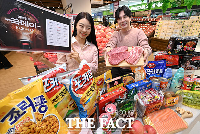 이마트가 '2025 쓱데이 할인 행사'를 진행한다고 밝힌 28일 오전 서울 용산구 이마트 용산점에서 모델들이 행사 상품을 선보이고 있다. /서예원 기자