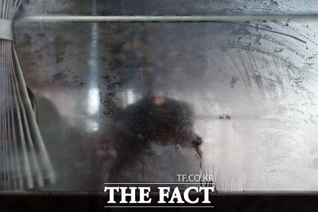 전국 최저기온이 영하 4도까지 떨어지며 초겨울 날씨를 보인 28일 오전 서울 광화문 일대에 정차한 버스 창문에 서리가 끼어 있다. /이새롬 기자