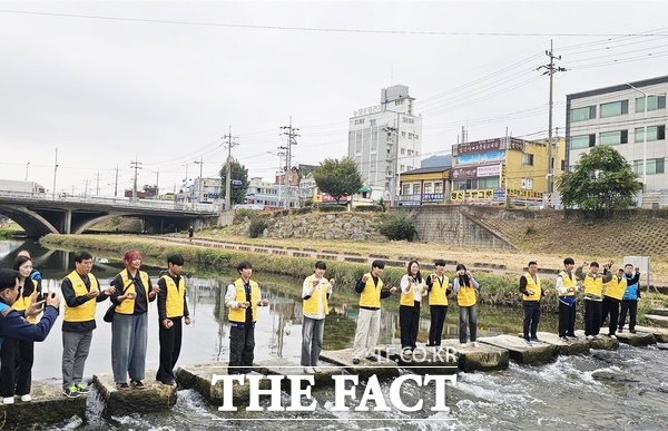 대전보건대학교가 대전 동구 인동 보문교 일원에서 26일 환경생태보존회와 함께 지역사회 환경·생명 나눔 봉사활동 일환으로 제58번째 토종물고기치어방류와 EM흙공 던지기 등 봉사활동을 펼쳤다. /대전봉사체험교실