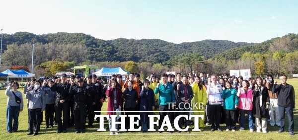 최충규 대덕구청장과 관계기관 참석자들이 28일 금강로하스 대청공원에서 열린 2025년 대전 대덕구 생물테러 대비·대응 현장훈련 후 기념 촬영을 하고 있다. /대덕구